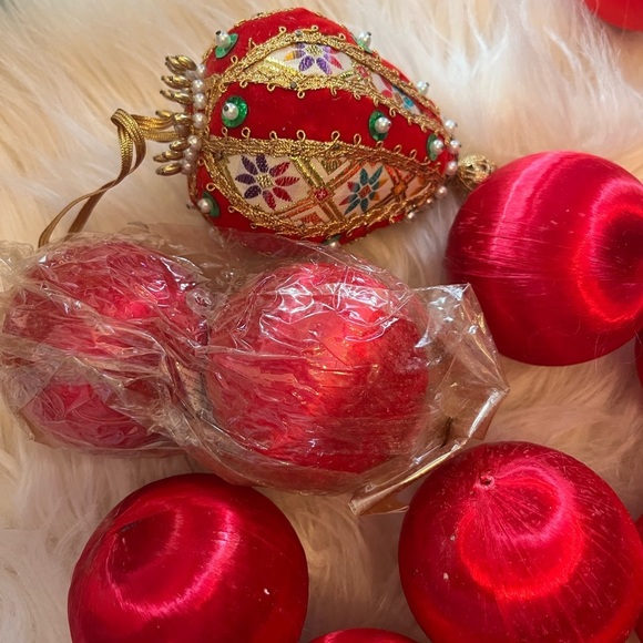 Lot Of Vintage Red Satin Christmas Ornaments Some Beaded 30 - Picture 3 of 3